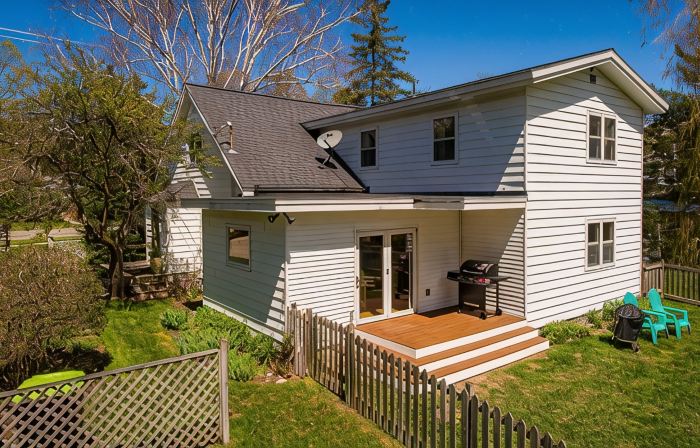 Private Cozy Cottage in Charming Walloon Lake Village - Sleeps 13!