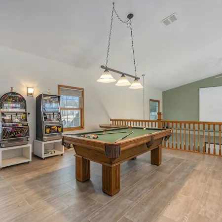 Lakefront W/ Private Beach, Pool, Hot Tub, Golf Simulator, Projector, Bar & more