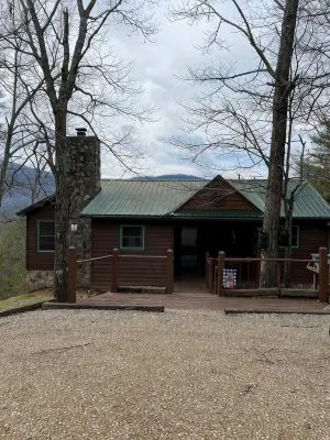 McDaniel's Misty Blue ~ Cozy & Quaint Cabin w/ Exceptional Smoky Mountain Views - Mountain view