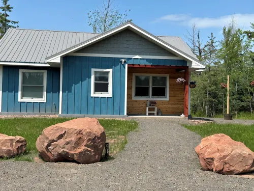 This cozy cottage is a short walk to Herbster beach! Easy access to TRAILS! - 4 estrellas