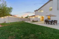 Resort-style Home with stunning views, pool, hot tub, putting green - Homestays