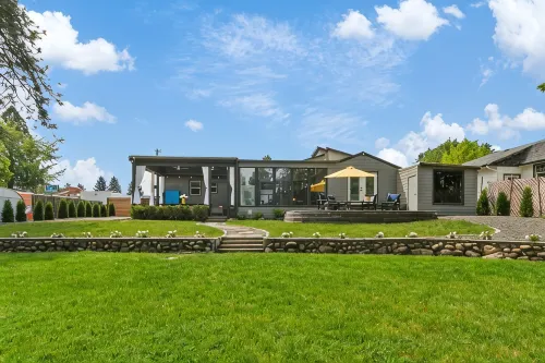 Modern WATERFRONT w/ Private Dock+ Fire Pit+ BBQ+ King Bed - con encanto