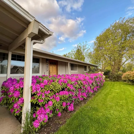 Outdoor Living and Indoor Bar - Entire house - walk to Autzen Stadium