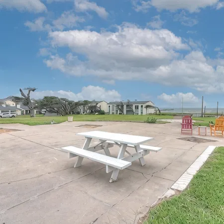 Rockport Dreamin! Steps to private 750' fishing pier and boat ramp!