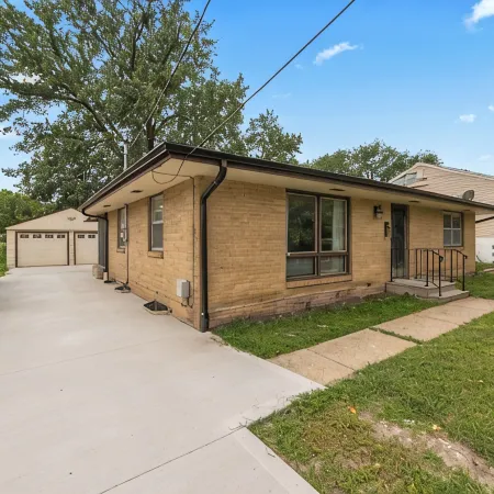 Welcome to Tiny's House. Your 3 Beds, 1 Bathroom Cozy Retreat in des Moines