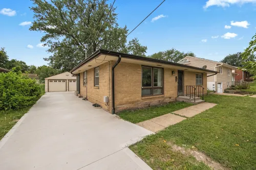Welcome to Tiny's House. Your 3 Beds, 1 Bathroom Cozy Retreat in des Moines - บังกะโล