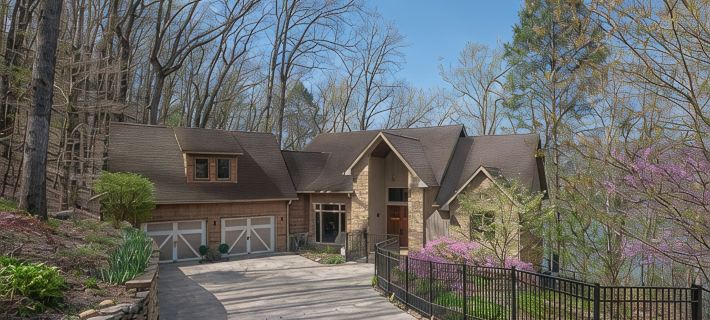 Lakefront on Norris. Spectacular Views! Tram to 1000+ sqft dock! 5 Wooded Acres. Hotels in Campbell County