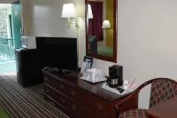 Travelodge by Wyndham Chambersburg - parking