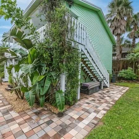 Cozy 2nd floor, steps to beach, right off A1A Beach!