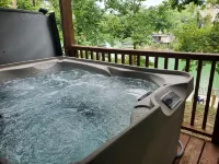 完美之地 - 道格拉斯湖湖濱度假屋，配備全新熱水浴缸! - Wi-Fi