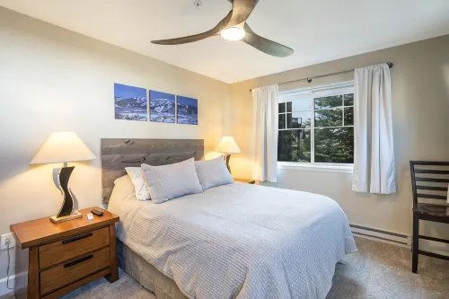 Beautifully renovated 1st floor condo just steps from Wildhorse Gondola - 2성급