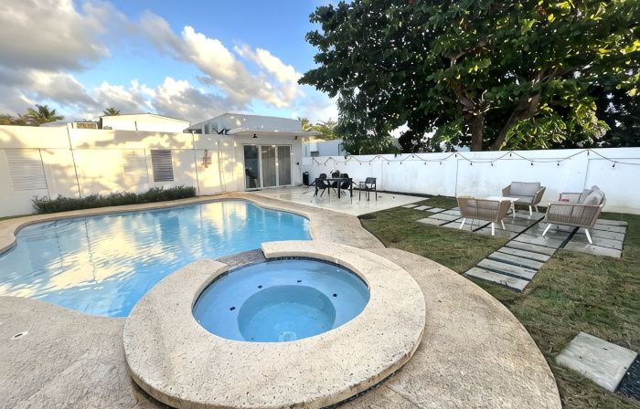 Luxury 5 Bedroom Home, 3 Minute Walk from the Beach
