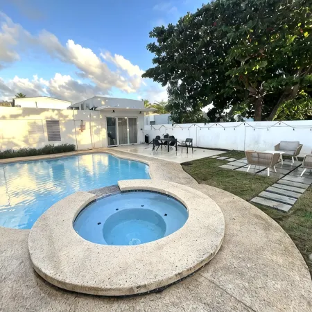 Luxury 5 Bedroom Home, 3 Minute Walk from the Beach