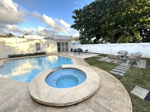 Luxury 5 Bedroom Home, 3 Minute Walk from the Beach - Pool