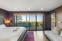 Luxury 3BR Hillside Retreat w/AC – Panoramic View - 4 ดาว