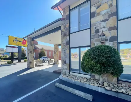 Super 8 by Wyndham Pigeon Forge Downtown Отели в г. Пиджен Фордж