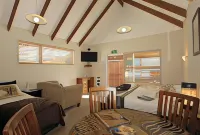 Big Five Motel Hotels in Longburn