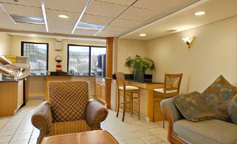 Howard Johnson by Wyndham Allentown/Dorney Hotel & Suites