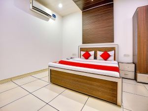 Super OYO Collection O Hotel White Prime