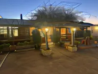 Banjo Paterson Motor Inn Hotels near The Griffiths Sea Shell Museum and Marine Display