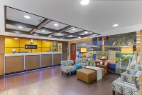 Clarion Pointe Savannah Gateway I-95 - Kitchenette
