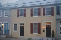 4 Bedroom, 3  Bath  Big Downtown Frederick home, w/ Private Patio &  fire table