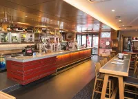 Sovereign Park Motor Inn - bar