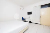 Dukuh Kupang Residence Mitra RedDoorz Hotels in Sawahan