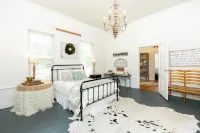 Oak River Company Farmhouse Hotels near Houston Church