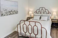 Charming 2-Bed, 2-Bath Apt. in Morgantown, Pa - Cozy Getaway with Comfort!