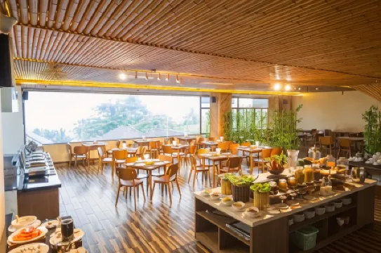 Coral Bay Resort Отели рядом с достопримечательностью «Лонг-Бич Перлс»