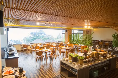 Coral Bay Resort Отели рядом с достопримечательностью «Sung Hung Pagoda»