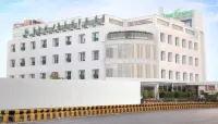 The Fern Residency Rajkot, Series by Marriott - Parkplatz