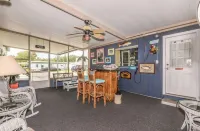1-Bedroom Cottage and Private Boat Dock on Deepwater Canal Close to the Springs