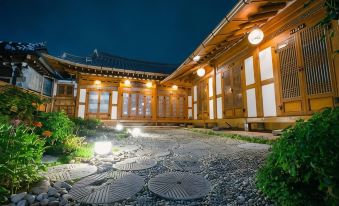Jeonju Hanok Maeul Hanok Gotek Bugyeongdang