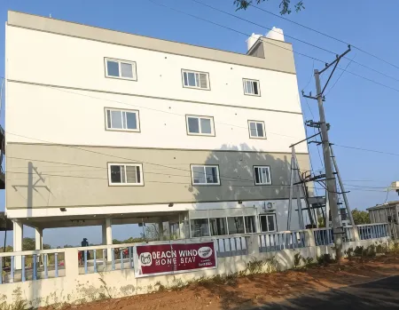 BEACHWIND HOMESTAY Отели рядом с достопримечательностью «Rock Beach Chirala»