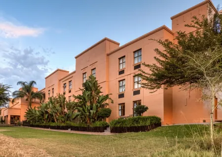 Town Lodge Polokwane Отели рядом с достопримечательностью «Peter Mokaba Stadium»