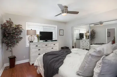 Updated 2 Bedroom Lantern District Condo All on 1 Level. Walk to Beaches/Harbor. Hôtels à proximité de : Salt Creek Beach