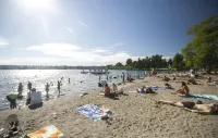 Abodu Modern Cottage 2bd with hot tub - walkable to Greenlake
