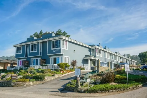 Sand Pebbles Inn - Beach
