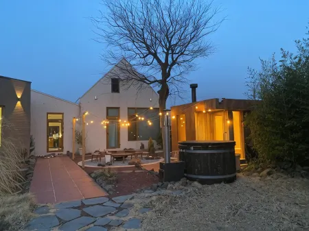 Mijeok Gonggam and Soso Gonggam Dokchae Pool Villa Отели рядом с достопримечательностью «Daebul University»