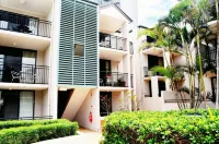 Spring Hill Mews Apartments - Pools