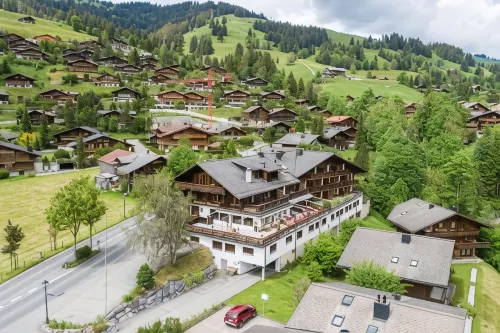 Hotel Alpenrose Mit Gourmet-Restaurant Azalée فنادق في Zweisimmen
