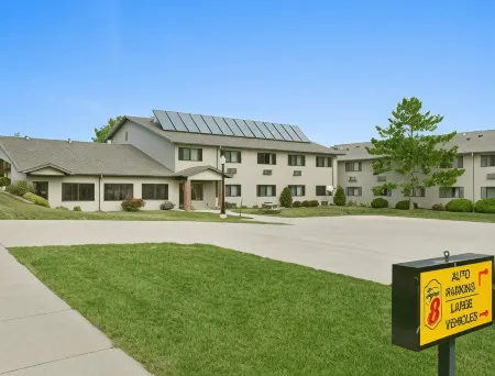 Super 8 by Wyndham Monroe WI