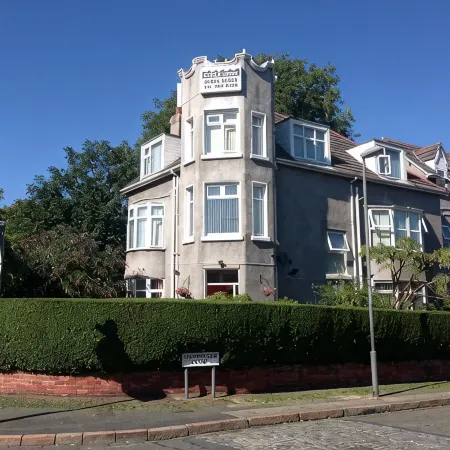 Castle Lodge Guest House 86-88 Sheil Rd L6 3AF Отели рядом с достопримечательностью «Стадион «Энфилд»»