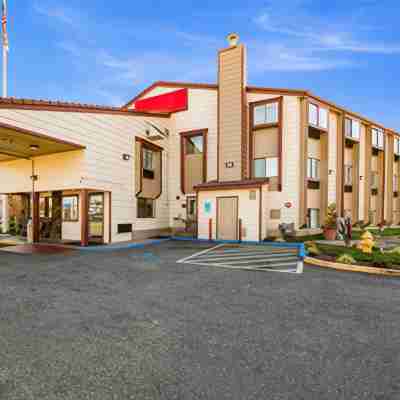 Ramada by Wyndham Medford Airport North Hotel Exterior