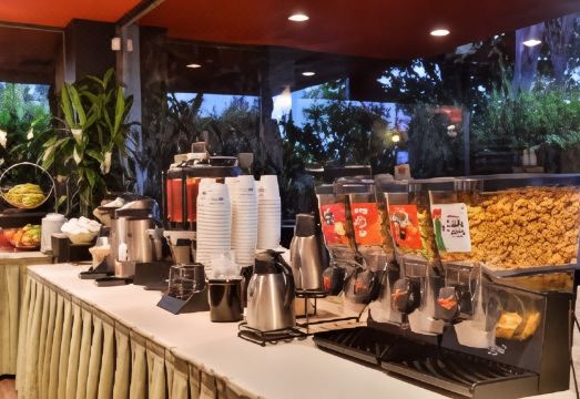 호텔의 야외 수영장 전경