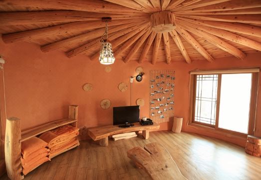 흙집 펜션의 고즈넉한 외부 모습