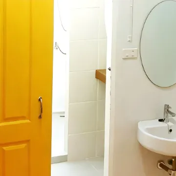 Asoke Montri Hostel Отели рядом с достопримечательностью «Станция метро Sukhumvit»