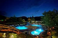 Holiday Cave Hotel - Rooftop Pools